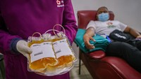 Terapi plasma konvalesen menjadi salah satu metode penyembuhan pasien COVID-19. Pemerintah pun mencanangkan gerakan donor Plasma Konvalesen dari penyintas Corona. Laporan terkini diungkapkan oleh Ketua PMI Jusuf Kalla bahwa Indonesia per hari membutuhkan 200 pendonor. Antara Foto/Fauzan.