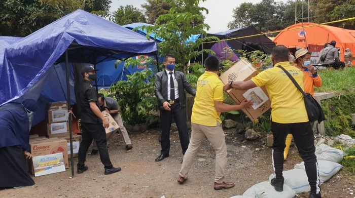 Bantuan untuk Korban Longsor Sumedang Terus Mengalir Berbagai pihak terus menunjukkan empatinya terhadap saudara kita yang mengalami musibah di negeri tercinta. Ini salah satu contoh yang nyata.
