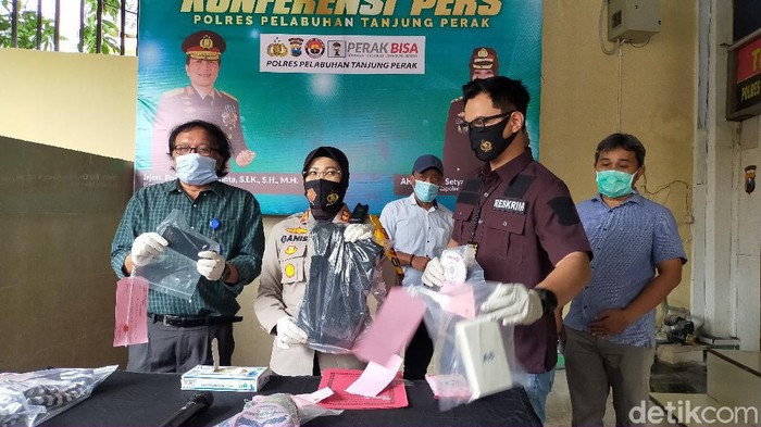 Polisi meringkus dua orang yang membegal Prof Dr Ir Udisubakti Ciptomulyono, MEngSc. Korban merupakan guru besar di Manajemen Bisnis dan Teknik Industri Institut Teknologi Sepuluh November (ITS), Surabaya.