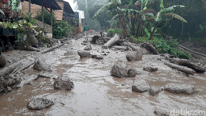Banjir bandang melanda kawasan Kabupaten Bogor. Rumah-rumah rusak dan mengakibatkan sejumlah warga mengungsi ke tempat yang lebih aman. Berikut potretnya.