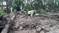 Sementara petugas gabungan dari BPBD, Tagana, TNI dan Kepolisian sudah bersiaga di lokasi untuk membantu mengevakuasi warga.