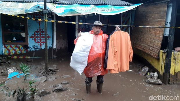 Banjir bandang melanda kawasan Kabupaten Bogor. Rumah-rumah rusak dan mengakibatkan sejumlah warga mengungsi ke tempat yang lebih aman. Berikut potretnya.