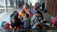 Taufik menyebut, saat ini warga diungsikan sementara ke tempat yang lebih aman karena khawatir terjadi banjir susulan dan menghindari hak-hal yang tidak diinginkan.