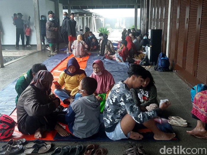 Banjir bandang melanda kawasan Kabupaten Bogor. Rumah-rumah rusak dan mengakibatkan sejumlah warga mengungsi ke tempat yang lebih aman. Berikut potretnya.