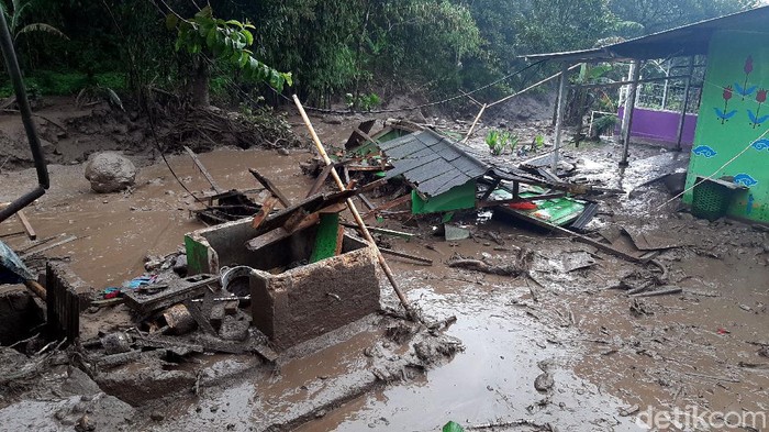 Foto Kerusakan Akibat Banjir Bandang di Gunung Mas Bogor
