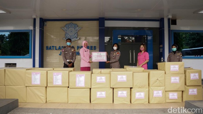 Bhayangkari Jombang Salurkan Ratusan Paket Bantuan untuk Korban Gempa dan Banjir