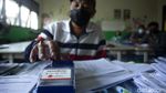Bukan Ambil Rapot, Warga Ini Datang ke Sekolah Jemput Bansos Tunai
