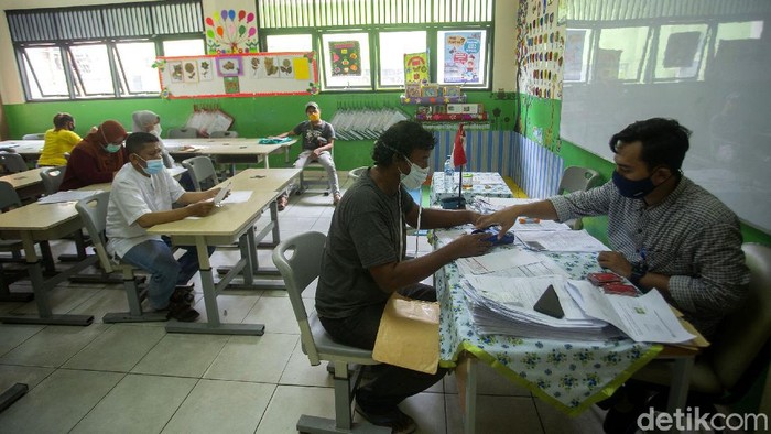 Bukan Ambil Rapot, Warga Datang ke Sekolah Jemput BST Rp 300 Ribu Sejumlah warga berdatangan ke sekolah yang berada di Penjaringan, Jakarta. Kedatangan mereka untuk menerima bantuan sosial tunai (BST) Rp 300 ribu.