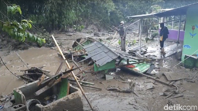Dampak Banjir Bandang di Gunung Mas Puncak