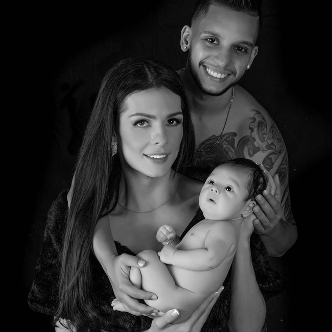 Inilah potret kebahagian pasangan transgender itu bersama putranya yang diberi nama Ariel itu.  Foto: dok. Instagram