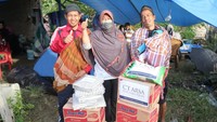 Potret pengungsi berbahagia menerima bantuan dari CT ARSA Foundation.