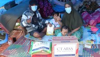 Kondisi pengungsian yang serba terbatas. Bantuan terus dinanti.