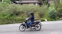 Hujan abu tersebut antara lain melanda sejumlah desa di wilayah Kecamatan Musuk dan Kecamatan Tamansari, Kabupaten Boyolali. Wilayah ini berada di lereng Gunung Merapi sisi timur.