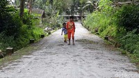 Kondisi jalan, dedaunan dan sebagian atap rumah warga pun terlihat berwarna memutih karena tertutup abu vulkanik tersebut.