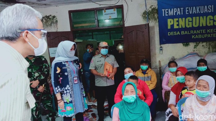 Gubernur Jateng Ganjar Pranowo mengecek para pengungsi Gunung Merapi di Desa Balerante, Klaten, Selasa (19/1/2021)