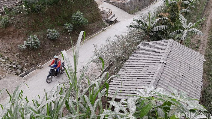 Hujan Abu Gunung Merapi Guyur 3 Kecamatan Boyolali Badan Penanggulangan Bencana Daerah (BPBD) Boyolali mencatat setidaknya ada tiga kecamatan yang terpantau terjadi hujan abu dampak erupsi Gunung Merapi dini hari tadi.