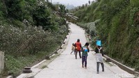 Diberitakan sebelumnya, hujan abu terjadi di sejumlah wilayah di Boyolali sekitar pukul 03.00 WIB tadi. Hujan abu melanda sejumlah desa di Kecamatan Musuk dan Tamansari, Boyolali yang berada di lereng Merapi sisi timur.  