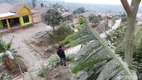 Saat erupsi itu, Merapi mengeluarkan awan panas guguran dengan jarak luncur sekitar 1.800 meter atau 1,8 km, tinggi kolom sekitar 500 meter di atas puncak dan arah angin ke timur. Akibatnya sejumlah desa di lereng Gunung Merapi sisi timur dilanda hujan abu.  