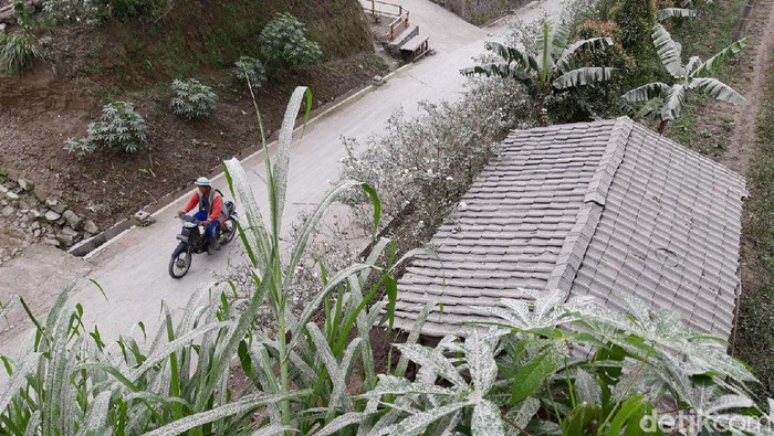 Hujan abu Gunung Merapi mengguyur Dukuh Songgobumi, Desa Mriyan, Kecamatan Tamansari, Boyolali, Selasa (19/1/2021).