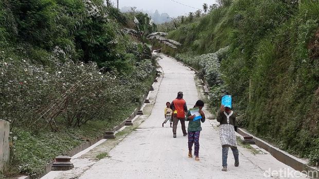 Hujan abu Gunung Merapi mengguyur Dukuh Songgobumi, Desa Mriyan, Kecamatan Tamansari, Boyolali, Selasa (19/1/2021).