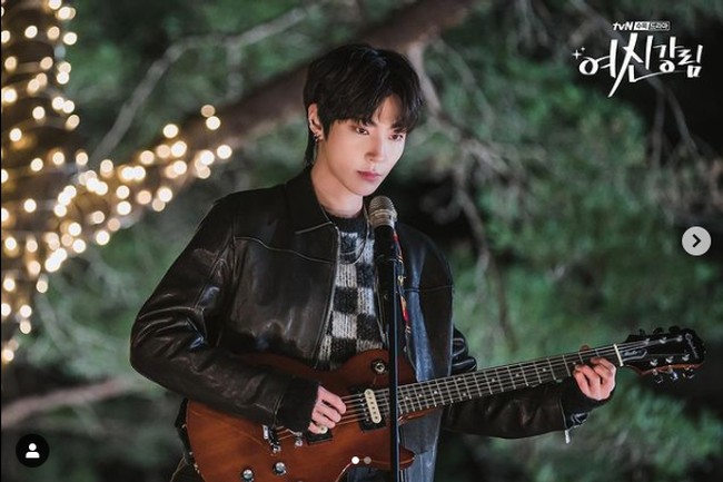 Bikin nyesek, kisah cinta Hwang In Yeop jarang berjalan mulus dan mendapat panggilan “spesialis sad boy” di drakor. Seperti perannya di Why: The Real Reason You Got Dumped, 18 Again, dan True Beauty. Foto: Dok. Instagram