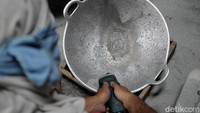 Industri pembuatan wajan alumunium secara tradisional itu masih eksis di masa kini saat berbagai mesin dengan teknologi canggih kerap digunakan untuk memproduksi berbagai peralatan.