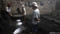 Sejumlah pekerja tampak sibuk memproduksi wajan alumunium yang proses pembuatannya dilakukan secara tradisional.
