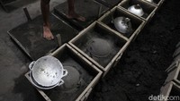 Karena dilakukan secara tradisional, proses pembuatan wajan alumunium ini mengandalkan kekuatan tangan dan kaki para pekerjanya.