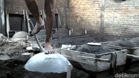 Hal itu terlihat saat proses pengepresan yang dilakukan dengan mengunakan kaki pada cetakan wajan yang dibawahnya berbahan dasar pasir.