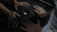 Pengepresan cetakan wajan pun juga dilakukan dengan tangan sesudah penuangan cairan alumunium. Proses pengepresan dilakukan untuk menjaga presisi cekungan wajan.