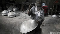 Wajan yang diproduksi di sini diketahui dipasarkan dengan dengan harga yang bervariasi, mulai dari Rp 25 ribu hingga Rp 2 juta.