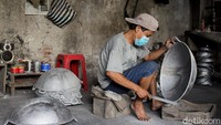 Industri pembuatan wajan alumunium secara tradisional ini pun masih terus bertahan hingga kini.