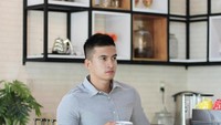 Coffee shop tampaknya jadi tempat nongkrong favorit Kim. Lihat saja gayanya saat menikmati kopi sambil berdiri santai. Jika tak mengenakan seragam dinas, mungkin banyak orang mengira kalau Kim adalah artis. Foto: instagram @imustakim