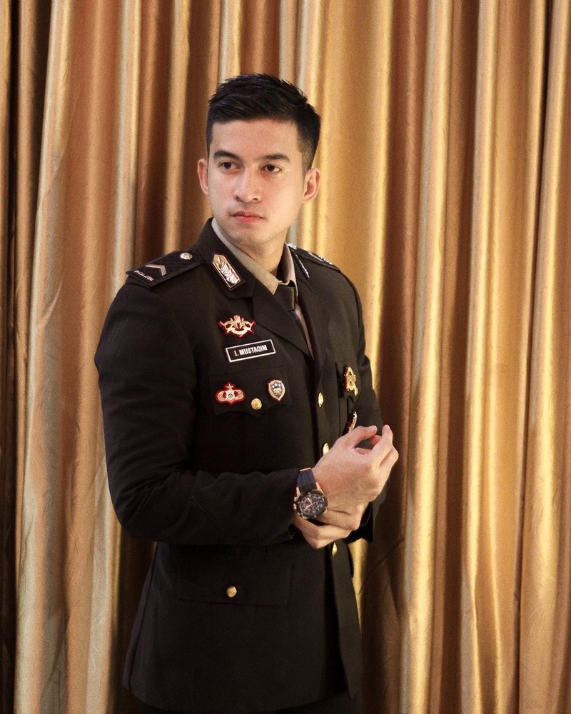 Intip Momen Ngopi Polisi Ganteng yang Kekar Mirip Model