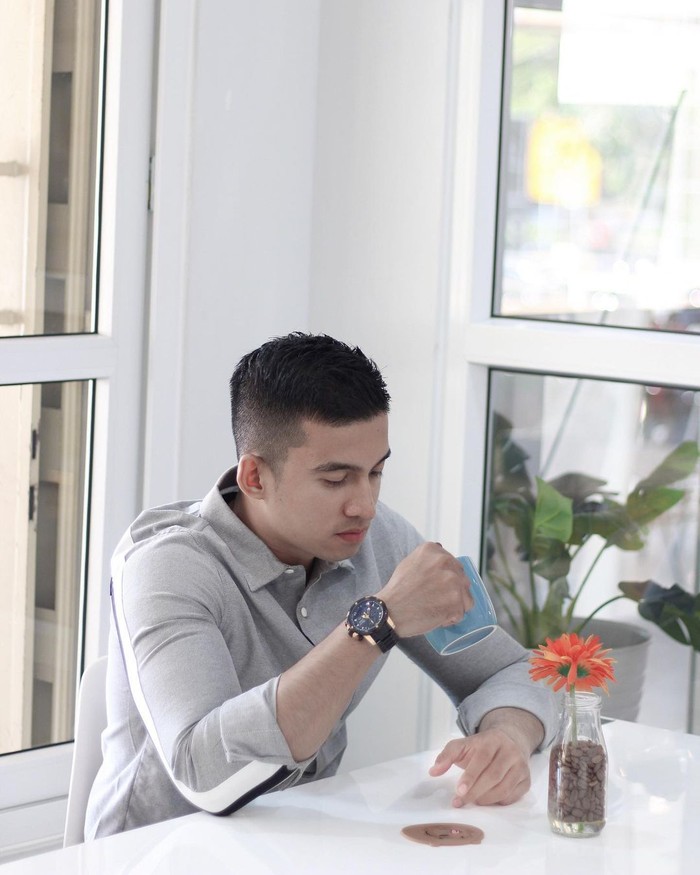 Intip Momen Ngopi Polisi Ganteng yang Kekar Mirip Model