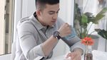 Intip Momen Ngopi Polisi Ganteng yang Kekar Mirip Model