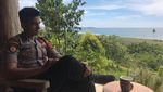 Intip Momen Ngopi Polisi Ganteng yang Kekar Mirip Model