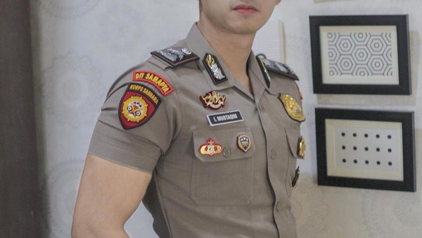 Intip Momen Ngopi Polisi Ganteng yang Kekar Mirip Model