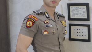 Intip Momen Ngopi Polisi Ganteng yang Kekar Mirip Model