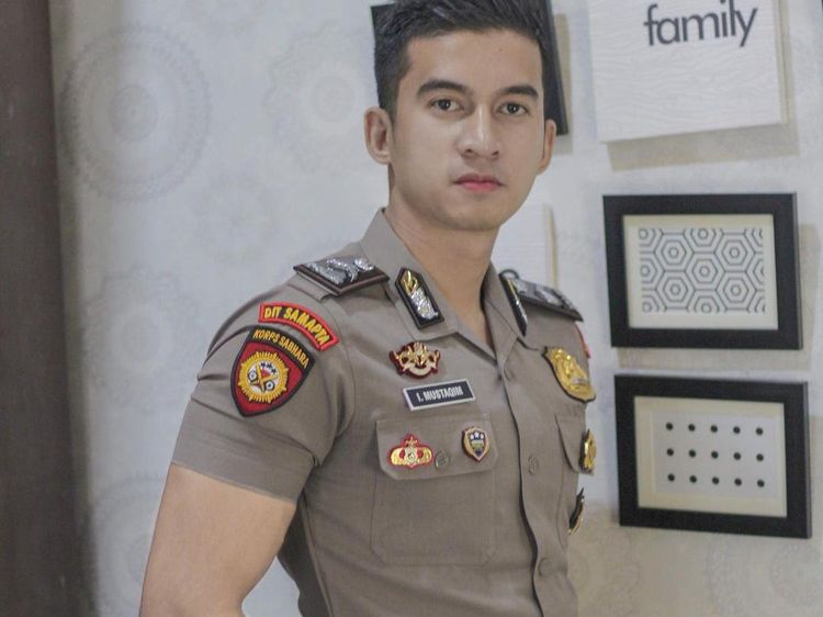 Intip Momen Ngopi Polisi Ganteng yang Kekar Mirip Model