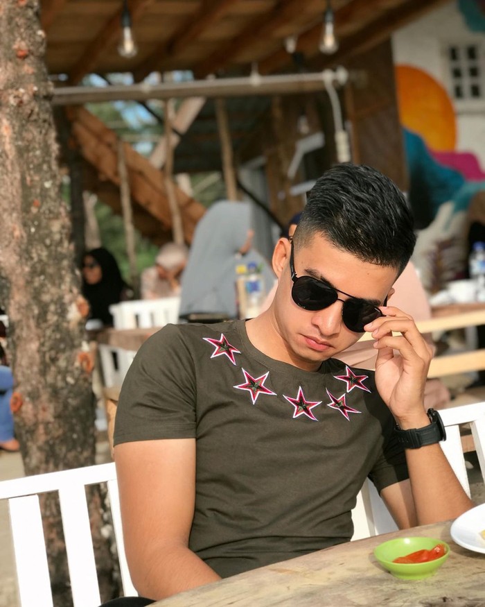 Intip Momen Ngopi Polisi Ganteng yang Kekar Mirip Model