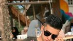 Intip Momen Ngopi Polisi Ganteng yang Kekar Mirip Model