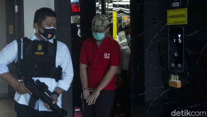 Pasien positif Corona yang diketahui melakukan mesum di Wisma Atlet ditetapkan polisi sebagai tersangka. Ia pun terancam dijerat pasal UU ITE dan Pornografi.