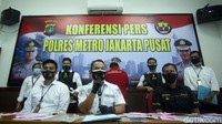 Polisi menetapkan pasien tersebut sebagai tersangka kasus penyebaran konten sex sesama jenis dengan UU ITE.