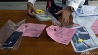Sejumlah barang bukti ditampilkan pihak kepolisian saat menggelar konferensi pers terkait kasus tenaga kesehatan (nakes) yang diduga mesum sesama jenis (gay) dengan seorang pasien positif Corona di Rumah Sakit Darurat Wisma Atlet.