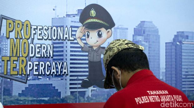 Pasien positif Corona yang diketahui melakukan mesum di Wisma Atlet ditetapkan polisi sebagai tersangka. Ia pun terancam dijerat pasal UU ITE dan Pornografi.