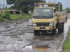 Pengendara Keluhkan Jalan Arteri Porong Sidoarjo yang Rusak Parah