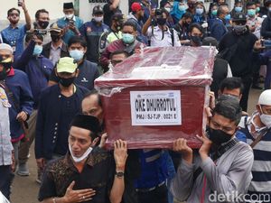 Jenazah Pramugari SJ182 Oke Dhurrotul Dimakamkan di Bandung