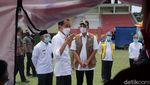 Momen Jokowi Sapa-Bagi Makanan ke Pengungsi Gempa di Mamuju