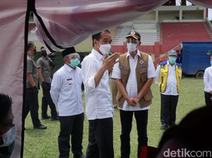 Momen Jokowi Sapa-Bagi Makanan ke Pengungsi Gempa di Mamuju